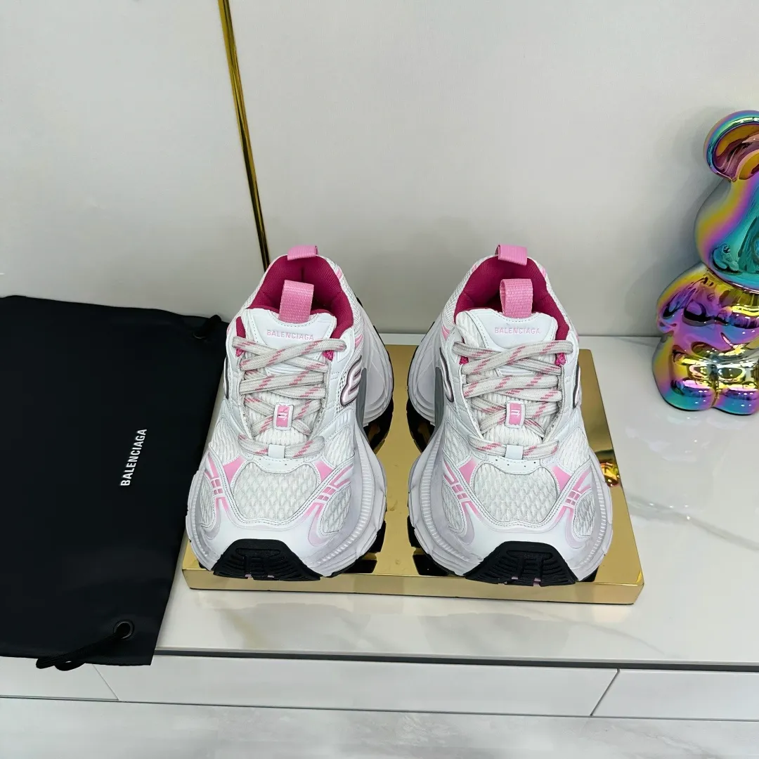👟👟Ex-factory price 680👟👟 Balenciaga Balenciaga CARGO 6XL Sneakers Round-toe lace-up Low-cut lifestyle mesh lace-up Low-cut catwalk retro Balenciaga is always at the forefront of fashion. This model has huge size and eye-catching design. It is in line with the current "" trend. It uses an all-black color scheme to create a low-key yet gorgeous effect. The 6XL size makes it a conspicuous presence in the market. Suitable for people who pursue individuality. The products released this time once again reflect their innovation capabilities. They are made of microfiber and mesh. Its avant-garde design, exaggerated volume and reflective details give it a special silhouette. It is made of mesh material, which brings good foot feel, comfortable and breathable. The appearance still adopts the classic shape. The shoe body is fashionable and easy to wear. Item No.: 815859 W2MV2 1012 Size: 35-46